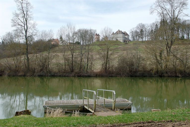 Le château pris de la rive gauche de la Seille. Au pemier plan, un appontement moderne. © Jean-Luc Duthu / Région Bourgogne-Franche-Comté, Inventaire du patrimoine - 2010