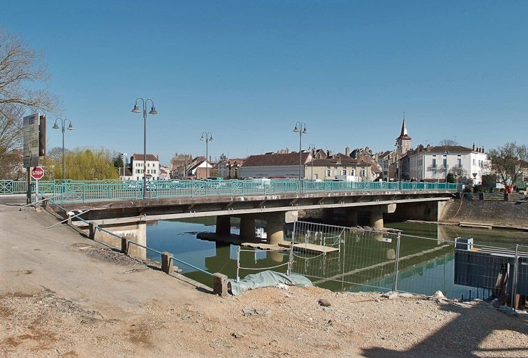 Pont routier sur la Seille, vue d'aval. © Jean-Luc Duthu / Région Bourgogne-Franche-Comté, Inventaire du patrimoine - 2010