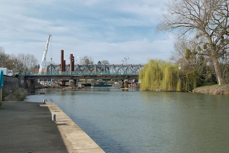 Ancien pont de chemin de fer, vu d'amont. © Jean-Luc Duthu / Région Bourgogne-Franche-Comté, Inventaire du patrimoine - 2010