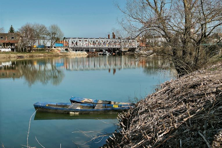 Ancien pont de chemin de fer, vu d'amont. © Jean-Luc Duthu / Région Bourgogne-Franche-Comté, Inventaire du patrimoine - 2010