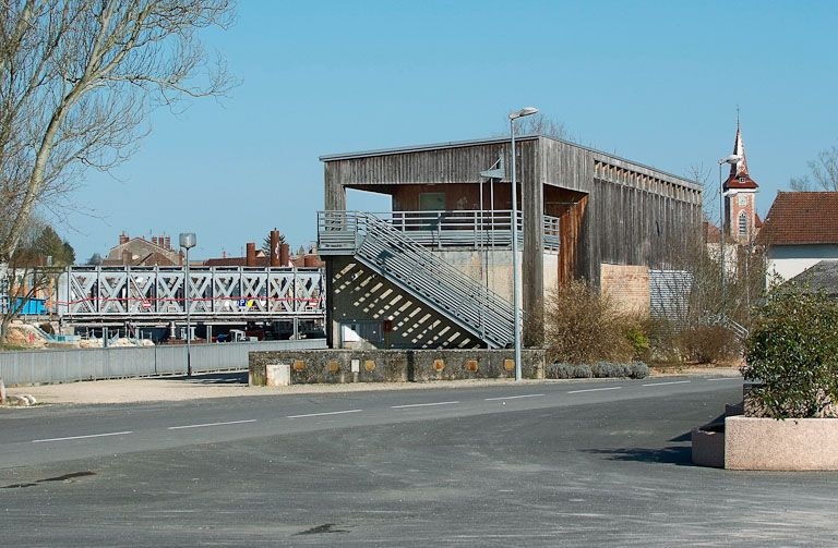 Port de Louhans. A gauche, l'ancien pont de chemin de fer ; à droite, la capitainerie. Au fond : le clocher de Louhans. © Jean-Luc Duthu / Région Bourgogne-Franche-Comté, Inventaire du patrimoine - 2010