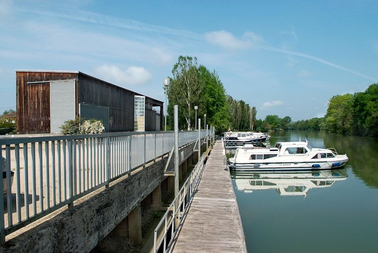 Port de Louhans. A gauche, la capitainerie, vue d'aval. © Jean-Luc Duthu / Région Bourgogne-Franche-Comté, Inventaire du patrimoine - 2010
