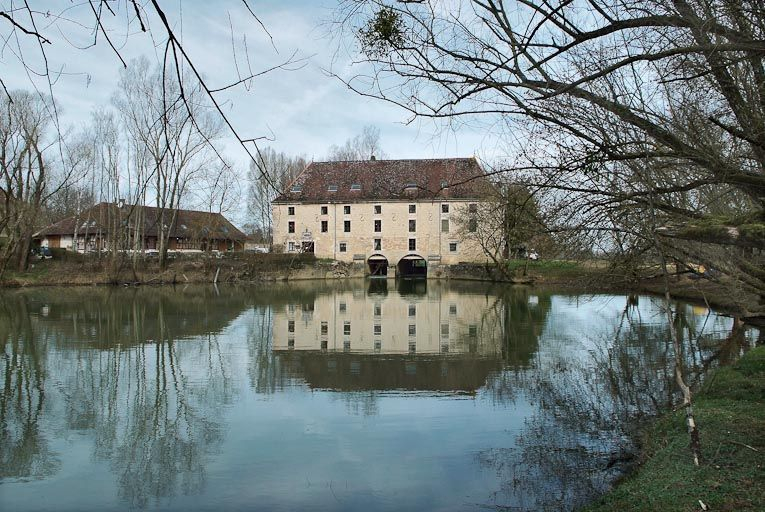 Moulin de Bourgchâteau, vu d'aval. © Jean-Luc Duthu / Région Bourgogne-Franche-Comté, Inventaire du patrimoine - 2010