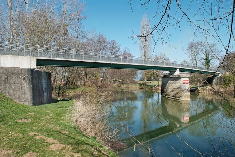 Passerelle sur la Seille, en amont de Louhans. Cette réalisation moderne vient remplacer un ancien pont de chemin de fer désaffecté. © Jean-Luc Duthu / Région Bourgogne-Franche-Comté, Inventaire du patrimoine - 2010