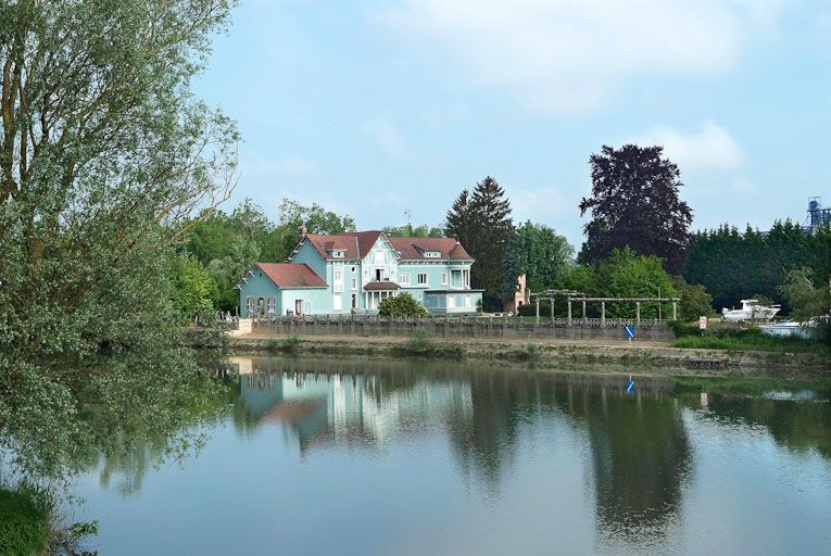 Cette demeure située sur la rive droite de la Seille, juste en aval du port de Louhans, est sur un emplacement anciennement dédié aux salines de Montmorot, financeurs de la canalisation de la Seille. A cet endroit, un plan (V.N.F ; Montceau-les-Mine… © Jean-Luc Duthu / Région Bourgogne-Franche-Comté, Inventaire du patrimoine - 2010