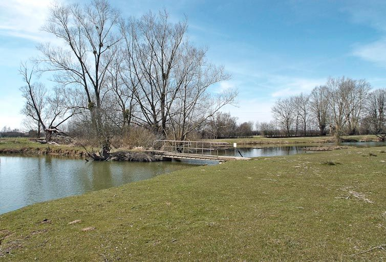Passerelle sur une boucle de la Seille, rive gauche, à la Grande Seugnière. © Jean-Luc Duthu / Région Bourgogne-Franche-Comté, Inventaire du patrimoine - 2010