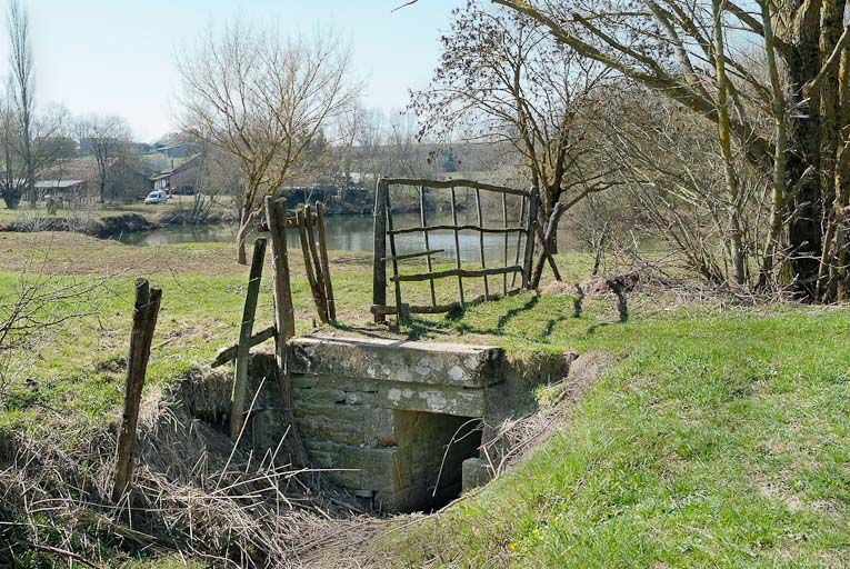 Aqueduc, vue d'ensemble avec la Seille en arrière-plan. © Jean-Luc Duthu / Région Bourgogne-Franche-Comté, Inventaire du patrimoine - 2010