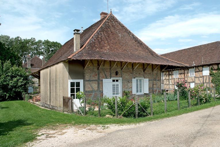 Château de Lusigny : ferme. © Jean-Luc Duthu / Région Bourgogne-Franche-Comté, Inventaire du patrimoine - 2010