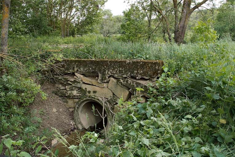 L'aqueduc a été modifié par le passage d'une buse en béton. © Jean-Luc Duthu / Région Bourgogne-Franche-Comté, Inventaire du patrimoine - 2010