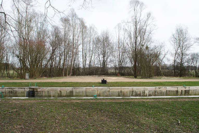 Emplacement de la maison éclusière détruite. Sas au premier plan. © Jean-Luc Duthu / Région Bourgogne-Franche-Comté, Inventaire du patrimoine - 2010
