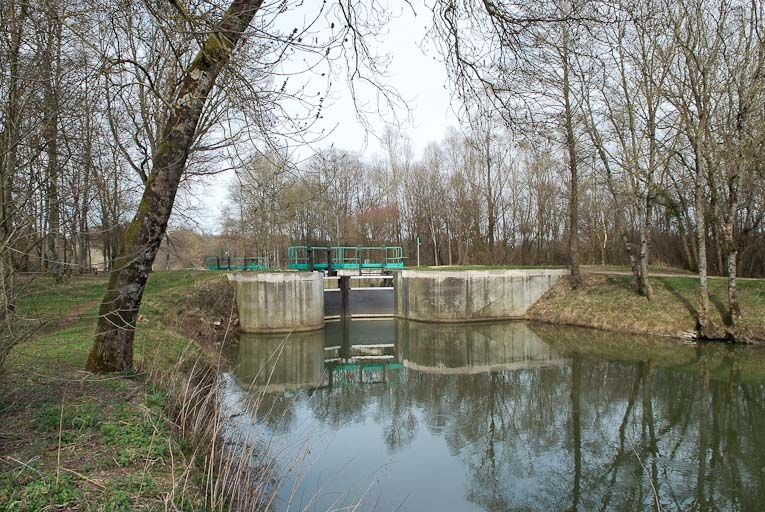 Vue d'ensemble de la tête aval de l'écluse. © Jean-Luc Duthu / Région Bourgogne-Franche-Comté, Inventaire du patrimoine - 2010
