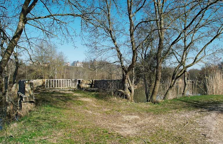 Arrivée sur la pile de l'ancien pont à bascule, vue du chemin de halage. © Jean-Luc Duthu / Région Bourgogne-Franche-Comté, Inventaire du patrimoine - 2010