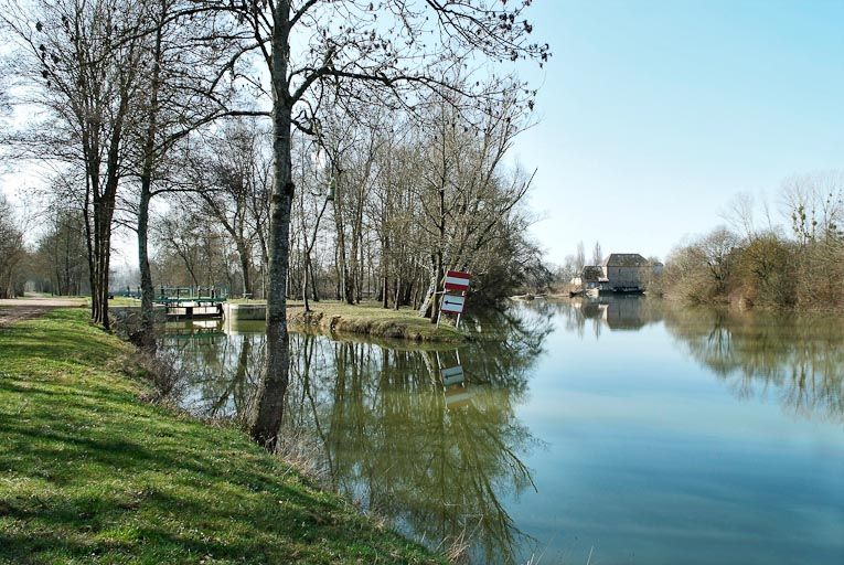 Vue d'ensemble du site d'écluse de Loisy sur la dérivation du canal. A droite, le moulin de Loisy. © Jean-Luc Duthu / Région Bourgogne-Franche-Comté, Inventaire du patrimoine - 2010