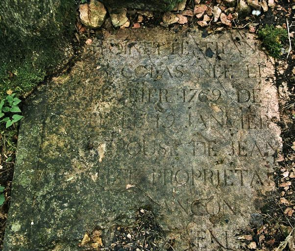 Ruines de l'église Saint-Maurice. Quelques pierres tombales restent sur place, dont celle-ci datée de 1769. © Jean-Luc Duthu / Région Bourgogne-Franche-Comté, Inventaire du patrimoine - 2010
