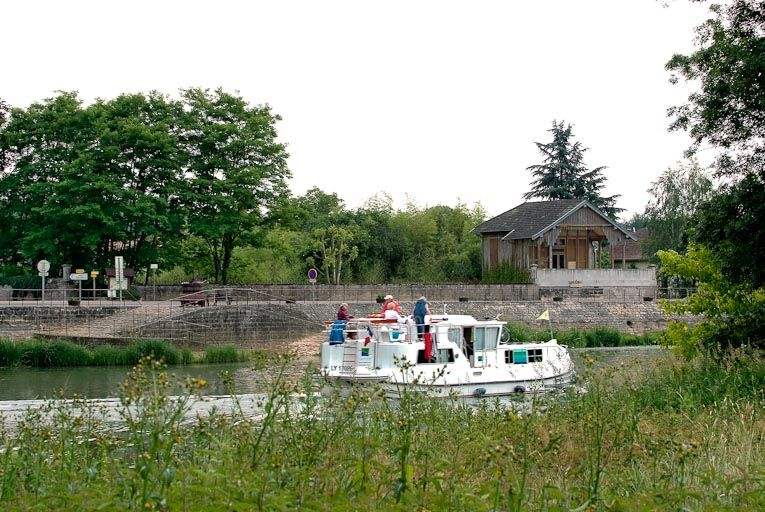 Vue du village de La Truchère, abreuvoir à gauche ; chalet à droite. Bateau de plaisance au premier plan. © Jean-Luc Duthu / Région Bourgogne-Franche-Comté, Inventaire du patrimoine - 2010