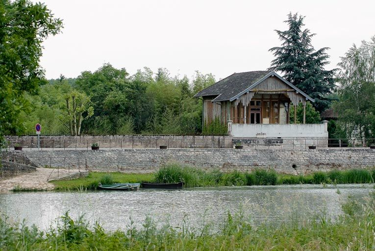 Vue du village de La Truchère, abreuvoir à gauche ; chalet à droite. © Jean-Luc Duthu / Région Bourgogne-Franche-Comté, Inventaire du patrimoine - 2010
