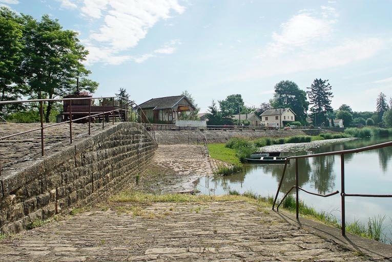 Vue du village de La Truchère, abreuvoir aménagé sur le quai. © Jean-Luc Duthu / Région Bourgogne-Franche-Comté, Inventaire du patrimoine - 2010