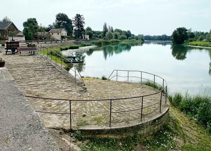Dans le village de La Truchère, descente vers l'abreuvoir aménagé sur le quai. © Jean-Luc Duthu / Région Bourgogne-Franche-Comté, Inventaire du patrimoine - 2010