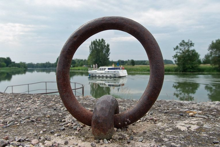 Descente vers l'abreuvoir aménagé sur le quai. Bateau visible dans l'anneau d'amarrage. © Jean-Luc Duthu / Région Bourgogne-Franche-Comté, Inventaire du patrimoine - 2010