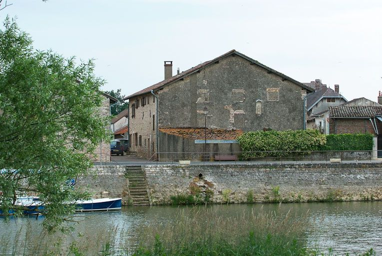 Vue d'ensemble d'une maison (pignon nord) avec Vierge à l'Enfant dans une niche, face aux quais de la Seille. La Seille au premier plan. © Jean-Luc Duthu / Région Bourgogne-Franche-Comté, Inventaire du patrimoine - 2010