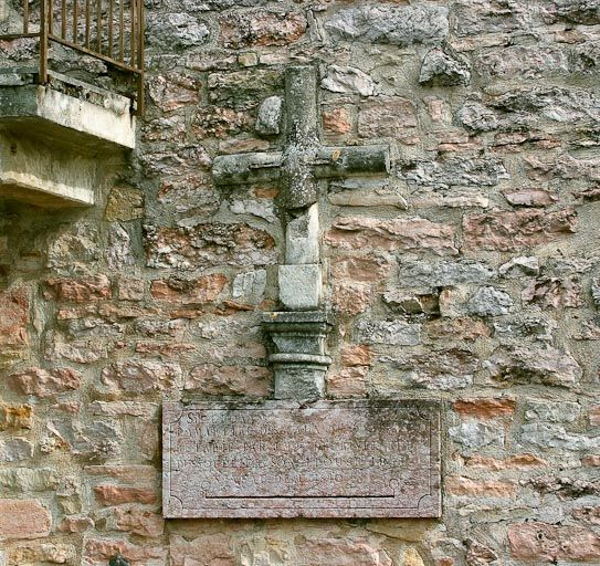 Maison située sur la rive droite de la Seille, sur le pignon : détail de la croix commémorative de la crue de la Seille de 1841. © Jean-Luc Duthu / Région Bourgogne-Franche-Comté, Inventaire du patrimoine - 2010