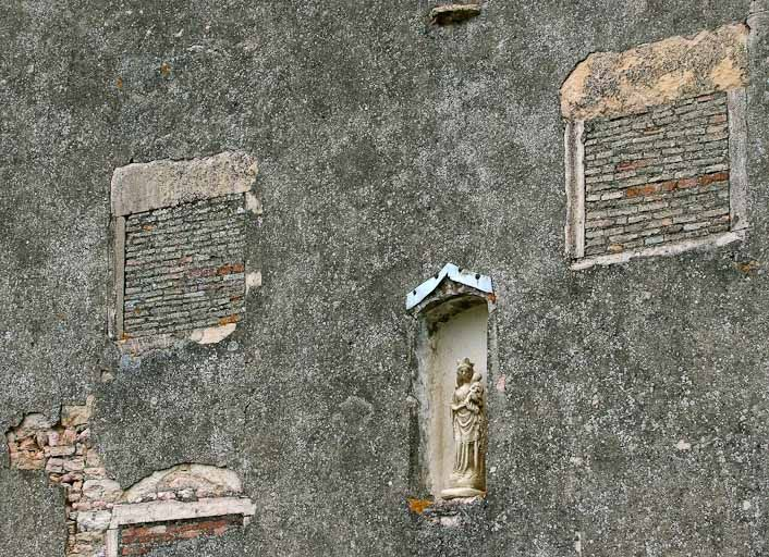 Détail d'une maison (pignon nord) avec Vierge à l'Enfant dans une niche, face aux quais de la Seille. © Jean-Luc Duthu / Région Bourgogne-Franche-Comté, Inventaire du patrimoine - 2010