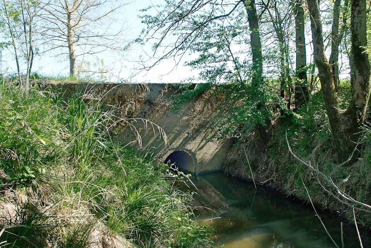 Pont ancien modifié par le passage d'une buse en béton. © Jean-Luc Duthu / Région Bourgogne-Franche-Comté, Inventaire du patrimoine - 2010