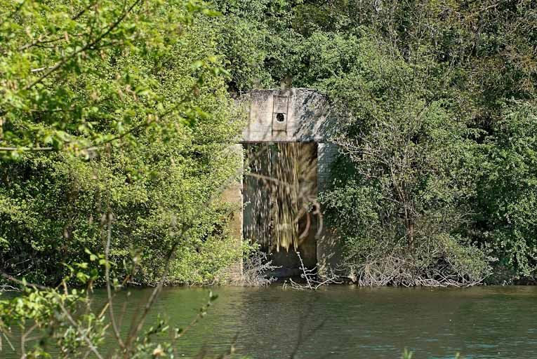 Un garage à bateau (?) sur la rive gauche de la Seille, en bas du parc du château de Saint-Romain. © Jean-Luc Duthu / Région Bourgogne-Franche-Comté, Inventaire du patrimoine - 2010