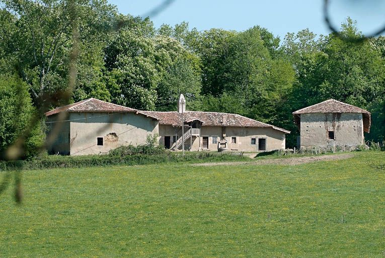 Ferme du château de Saint-Romain, avec cheminée sarrasine. © Jean-Luc Duthu / Région Bourgogne-Franche-Comté, Inventaire du patrimoine - 2010