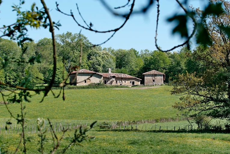 Ferme du château de Saint-Romain, avec cheminée sarrasine. © Jean-Luc Duthu / Région Bourgogne-Franche-Comté, Inventaire du patrimoine - 2010