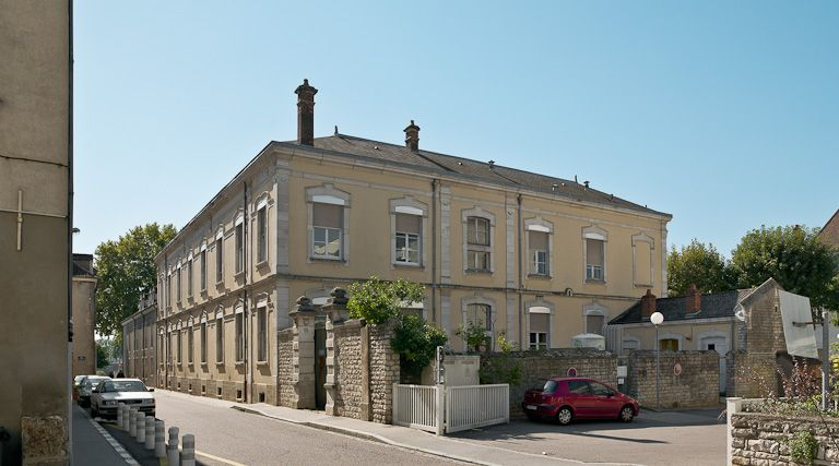 Bâtiment en U, élévation sur la rue de Traves. © Pierre-Marie Barbe-Richaud / Région Bourgogne-Franche-Comté, Inventaire du patrimoine - 2010