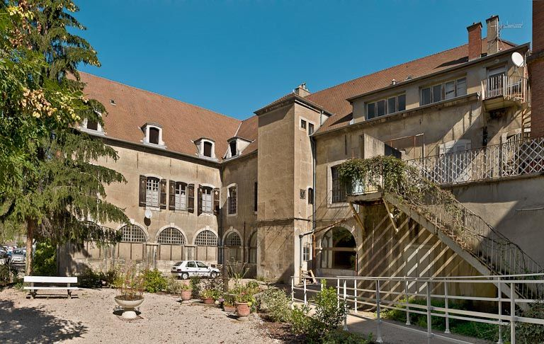 Bâtiment en L, élévations sur la petite cour sud-ouest. © Pierre-Marie Barbe-Richaud / Région Bourgogne-Franche-Comté, Inventaire du patrimoine - 2010