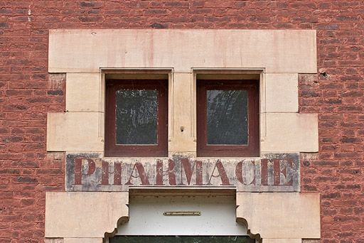 Pavillon de l'aile gauche : porte de l'ancienne pharmacie. © Pierre-Marie Barbe-Richaud / Région Bourgogne-Franche-Comté, Inventaire du patrimoine - 2010 Pavillon de l'aile gauche : porte de l'ancienne pharmacie. © Pierre-Marie Barbe-Richaud / Région Bourgogne-Franche-Comté, Inventaire du patrimoine - 2010