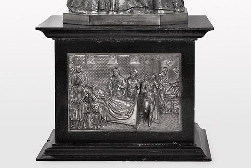 Relief du piédestal. © Pierre-Marie Barbe-Richaud / Région Bourgogne-Franche-Comté, Inventaire du patrimoine - 2010