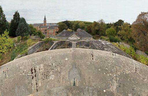 Vue d'ensemble de l'hôpital avec le dessus du château d'eau et les réservoirs au premier plan. © Pierre-Marie Barbe-Richaud / Région Bourgogne-Franche-Comté, Inventaire du patrimoine - 2010 Vue d'ensemble de l'hôpital avec le dessus du château d'eau et les réservoirs au premier plan. © Pierre-Marie Barbe-Richaud / Région Bourgogne-Franche-Comté, Inventaire du patrimoine - 2010
