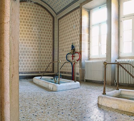 Salle de bain à l'extrémité de l'aile droite. © Pierre-Marie Barbe-Richaud / Région Bourgogne-Franche-Comté, Inventaire du patrimoine - 2010 Salle de bain à l'extrémité de l'aile droite. © Pierre-Marie Barbe-Richaud / Région Bourgogne-Franche-Comté, Inventaire du patrimoine - 2010