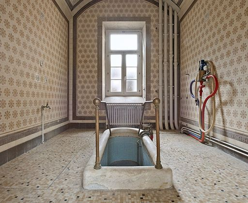 Salle de bain de l'angle de l'aile droite et du corps central. © Pierre-Marie Barbe-Richaud / Région Bourgogne-Franche-Comté, Inventaire du patrimoine - 2010 Salle de bain de l'angle de l'aile droite et du corps central. © Pierre-Marie Barbe-Richaud / Région Bourgogne-Franche-Comté, Inventaire du patrimoine - 2010
