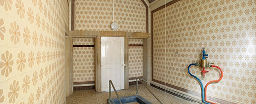 Corps central, salle de bain à droite du couloir du cabinet du médecin, vue vers la porte. © Pierre-Marie Barbe-Richaud / Région Bourgogne-Franche-Comté, Inventaire du patrimoine - 2010 Corps central, salle de bain à droite du couloir du cabinet du médecin, vue vers la porte. © Pierre-Marie Barbe-Richaud / Région Bourgogne-Franche-Comté, Inventaire du patrimoine - 2010