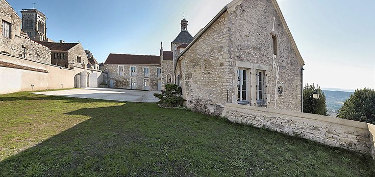Vue d'ensemble prise de la partie ouest de la cour. © Thierry Kuntz / Région Bourgogne-Franche-Comté, Inventaire du patrimoine - 2010