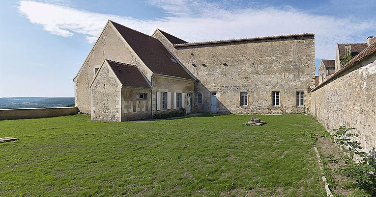 Vue d'ensemble prise de la partie est de la cour. © Thierry Kuntz / Région Bourgogne-Franche-Comté, Inventaire du patrimoine - 2010