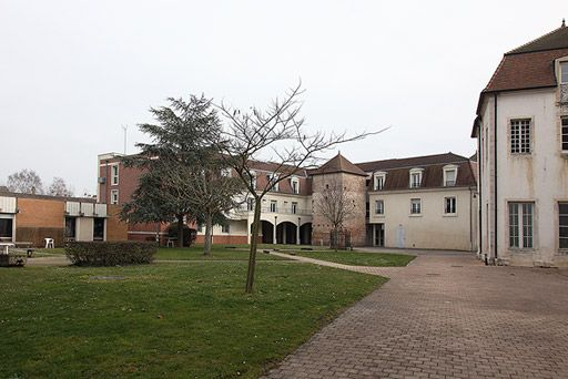 Puits et colombier devant des bâtiments construits vers 1995. © Alain Morelière / Région Bourgogne-Franche-Comté, Inventaire du patrimoine - 2011