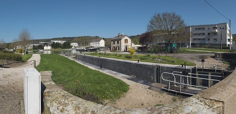 Le site d'écluse vu d'aval, avec le port de Plombière en fond. © Thierry Kuntz / Région Bourgogne-Franche-Comté, Inventaire du patrimoine - 2011