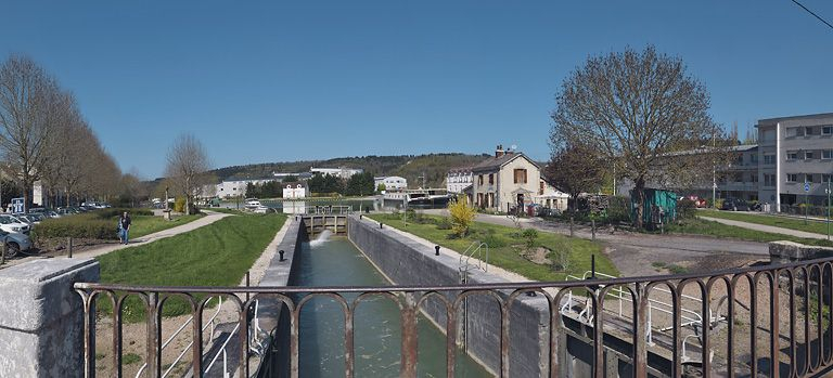 Le site d'écluse et le port vus du pont sur écluse. © Thierry Kuntz / Région Bourgogne-Franche-Comté, Inventaire du patrimoine - 2011