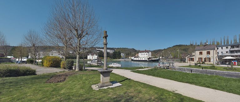 Vue d'ensemble avec le port en arrière-plan. © Thierry Kuntz / Région Bourgogne-Franche-Comté, Inventaire du patrimoine - 2011