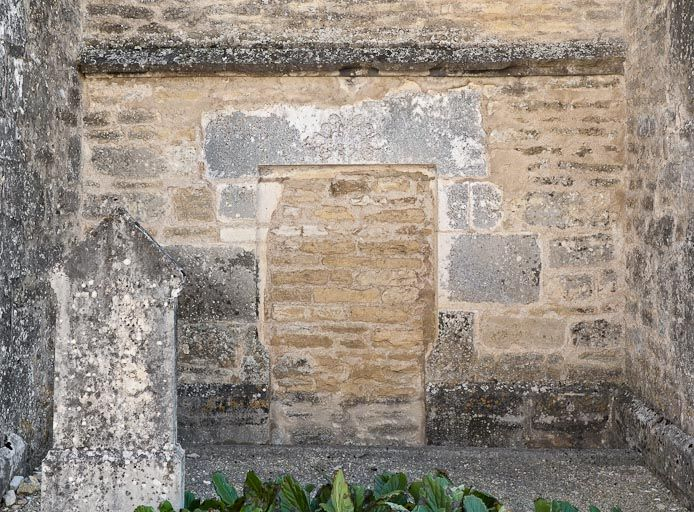 Porte latérale gauche murée. © Pierre-Marie Barbe-Richaud / Région Bourgogne-Franche-Comté, Inventaire du patrimoine - 2011