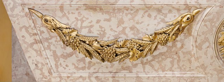 Autel-retable droit, détail de l'autel. © Pierre-Marie Barbe-Richaud / Région Bourgogne-Franche-Comté, Inventaire du patrimoine - 2011