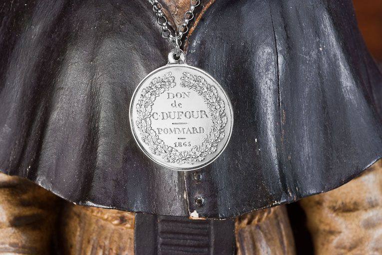 Médaille suspendue au cou de la statuette : revers. © Pierre-Marie Barbe-Richaud / Région Bourgogne-Franche-Comté, Inventaire du patrimoine - 2011
