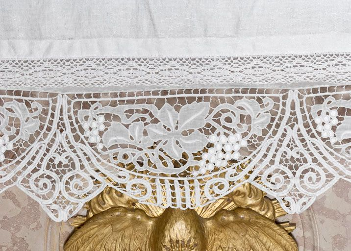 Nappe d'autel : détail. © Pierre-Marie Barbe-Richaud / Région Bourgogne-Franche-Comté, Inventaire du patrimoine - 2011