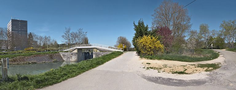 Vue panoramique, de gauche à droite : la Fontaine-d'Ouche, le pont devenu passerelle sur l'écluse 51 du versant Saône (IA21003785), l'ancien chemin de halage devenu piste cyclable le long du parc du lac Kir, les abords du lac Kir. © Thierry Kuntz / Région Bourgogne-Franche-Comté, Inventaire du patrimoine - 2011