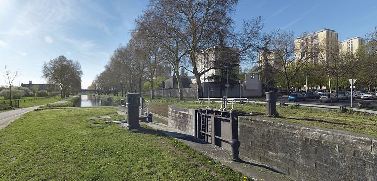 Aval du sas. Le quartier de la Fontaine-d'Ouche en arrière-plan. © Thierry Kuntz / Région Bourgogne-Franche-Comté, Inventaire du patrimoine - 2011